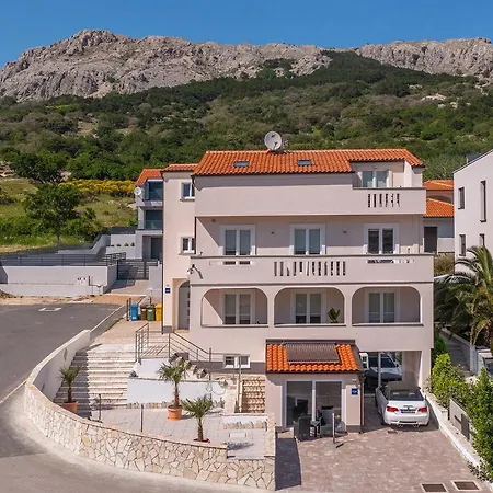 Gerta With Terrace Apartment